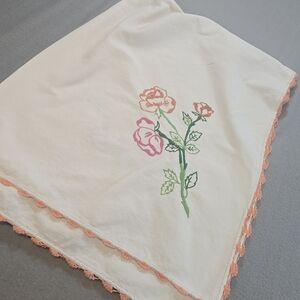 Vintage Embroidered Floral Linen Tablecloth Crochet Trim Cottagecore